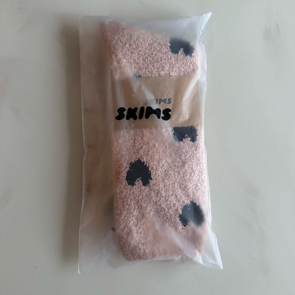 NWT SKIMS MICA SPACED HEART COZY KNIT SOCKS